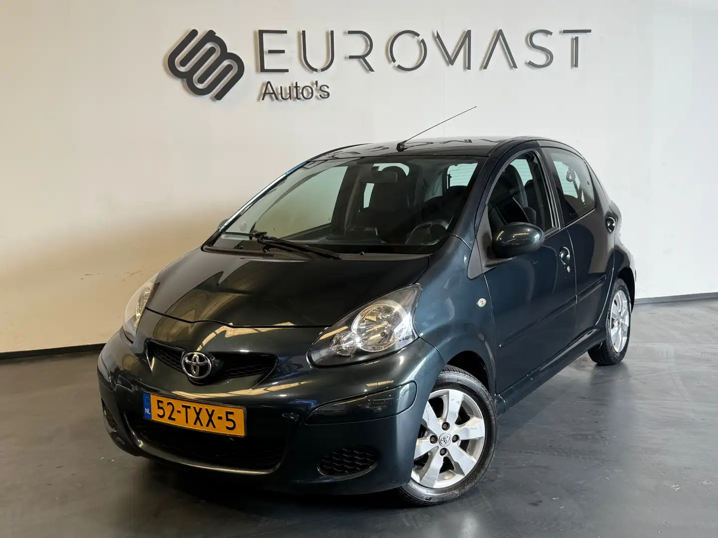 Toyota Aygo 1.0-12V Aspiration Green Navigator Airco 5d Elektr Grijs - 1