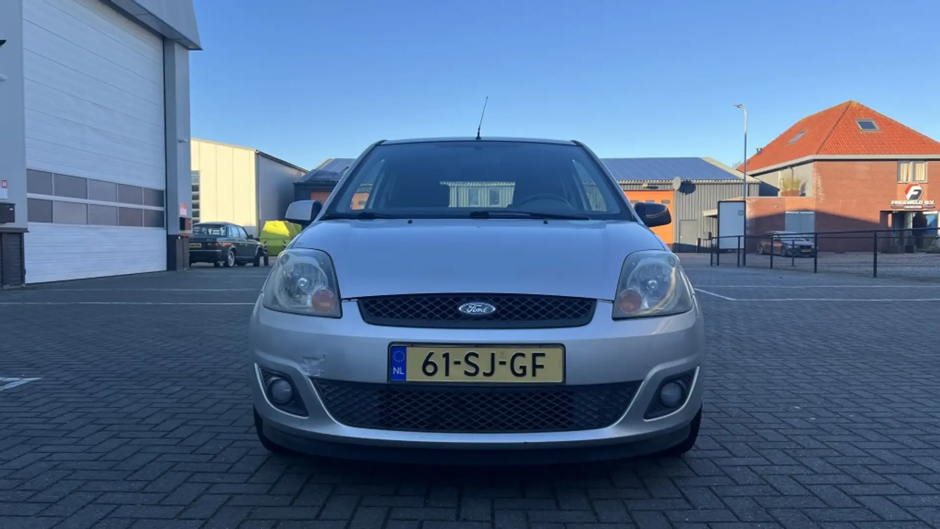 Ford Fiesta 1.6-16V Futura Grau - 2