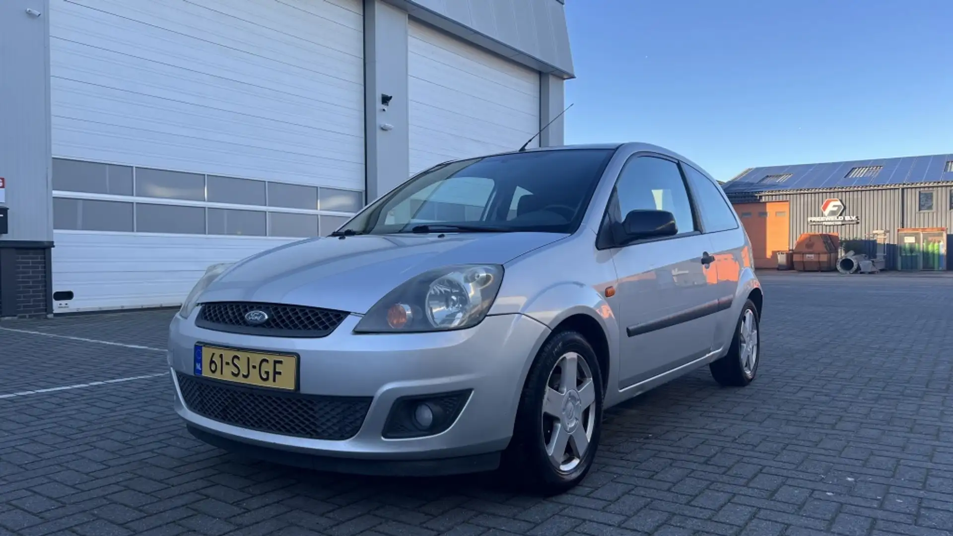 Ford Fiesta 1.6-16V Futura Grau - 1