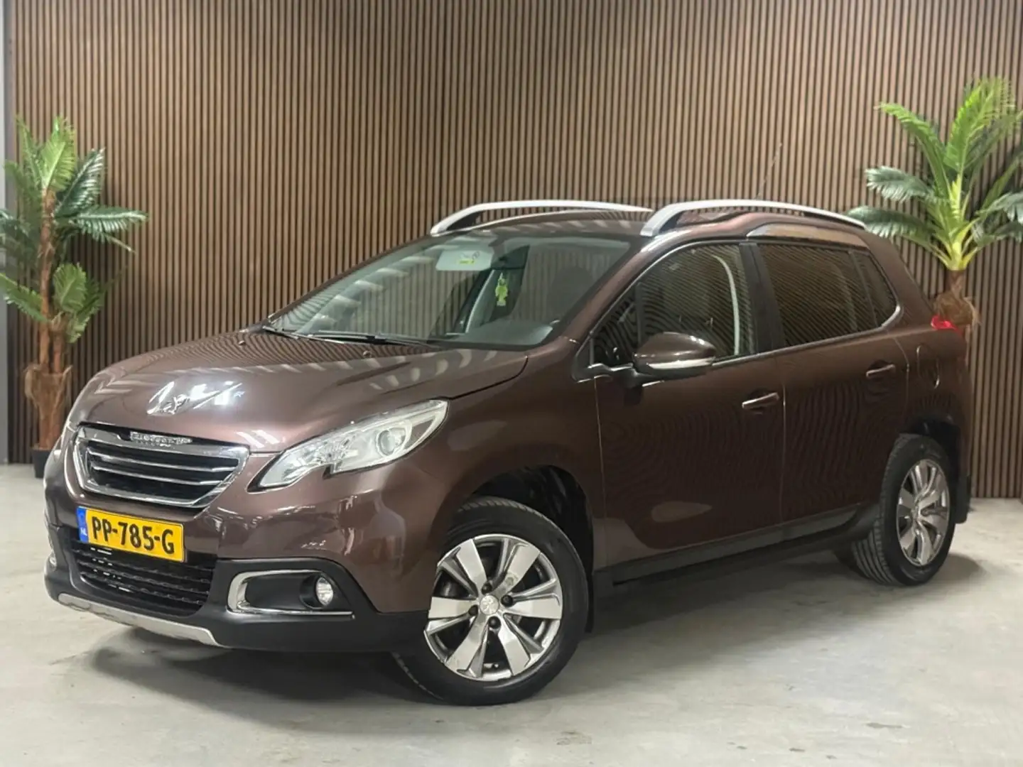 Peugeot 2008 1.2 PureTech Allure Hnědá - 1