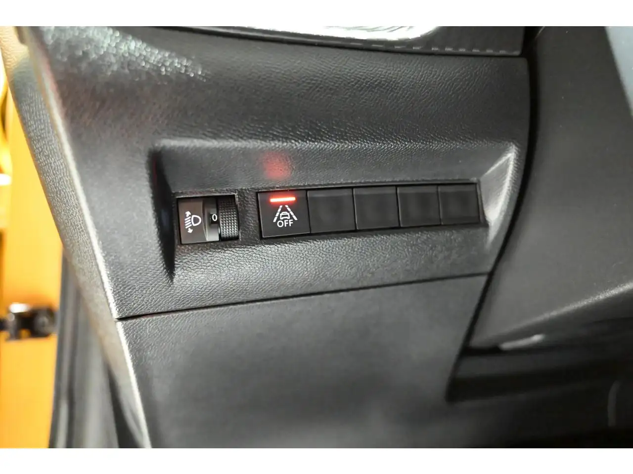 Peugeot 208 208 — photo 31