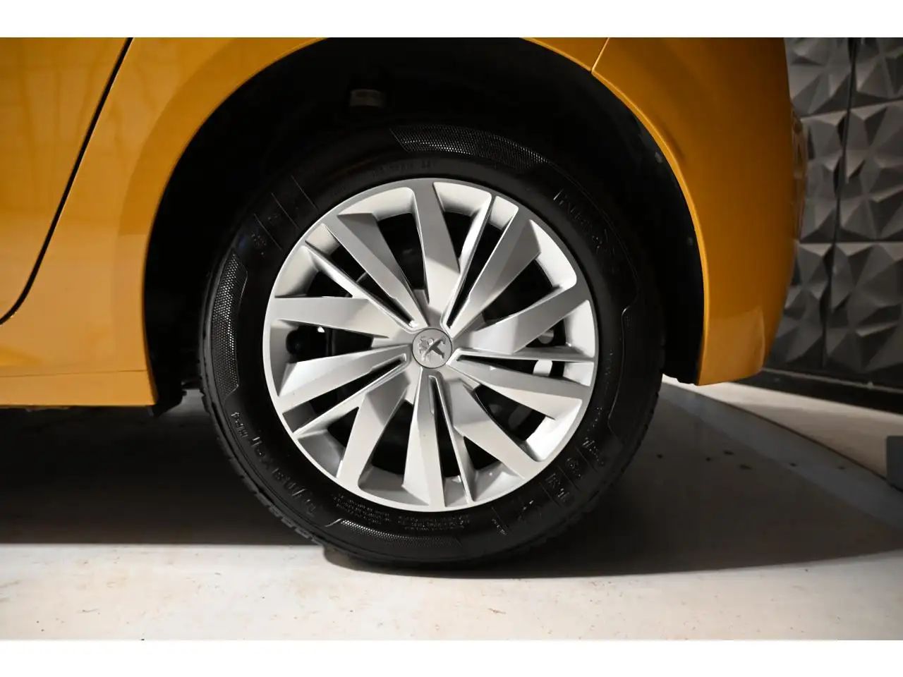 Peugeot 208 208 — photo 11