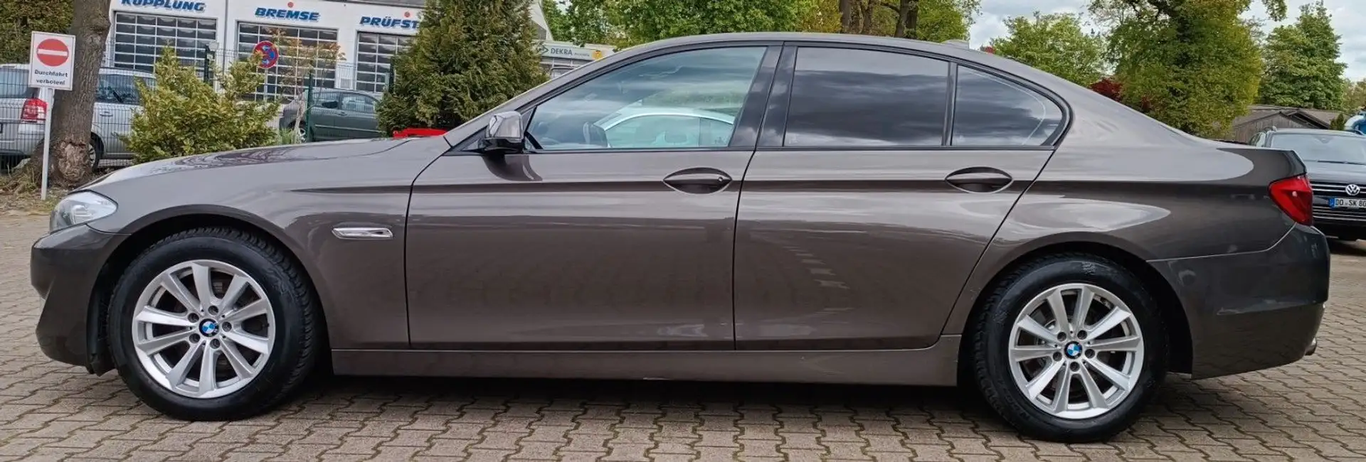 BMW 523 i 3.0l 6 Zyl. Auto. Xenon Navi Spurassistent Hnědá - 2