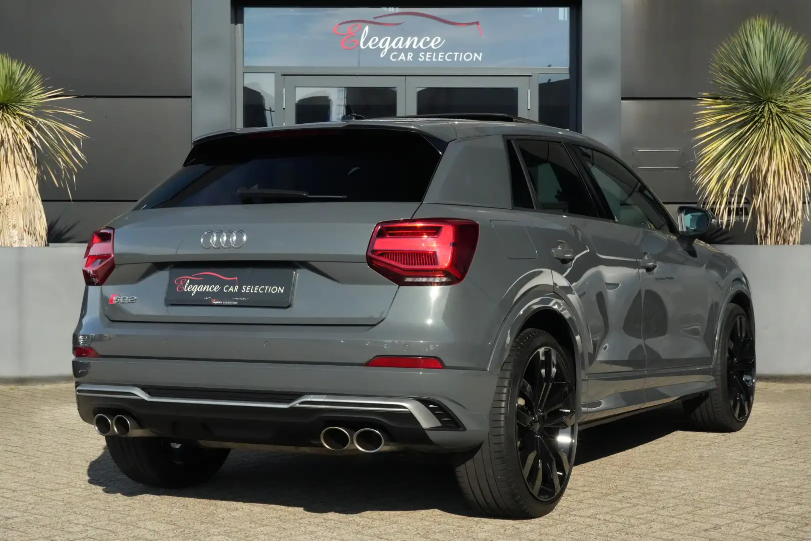 Audi SQ2 2.0 TFSI 300pk Panoramadak/Navigatie/Stoelverwarmi Grau - 2