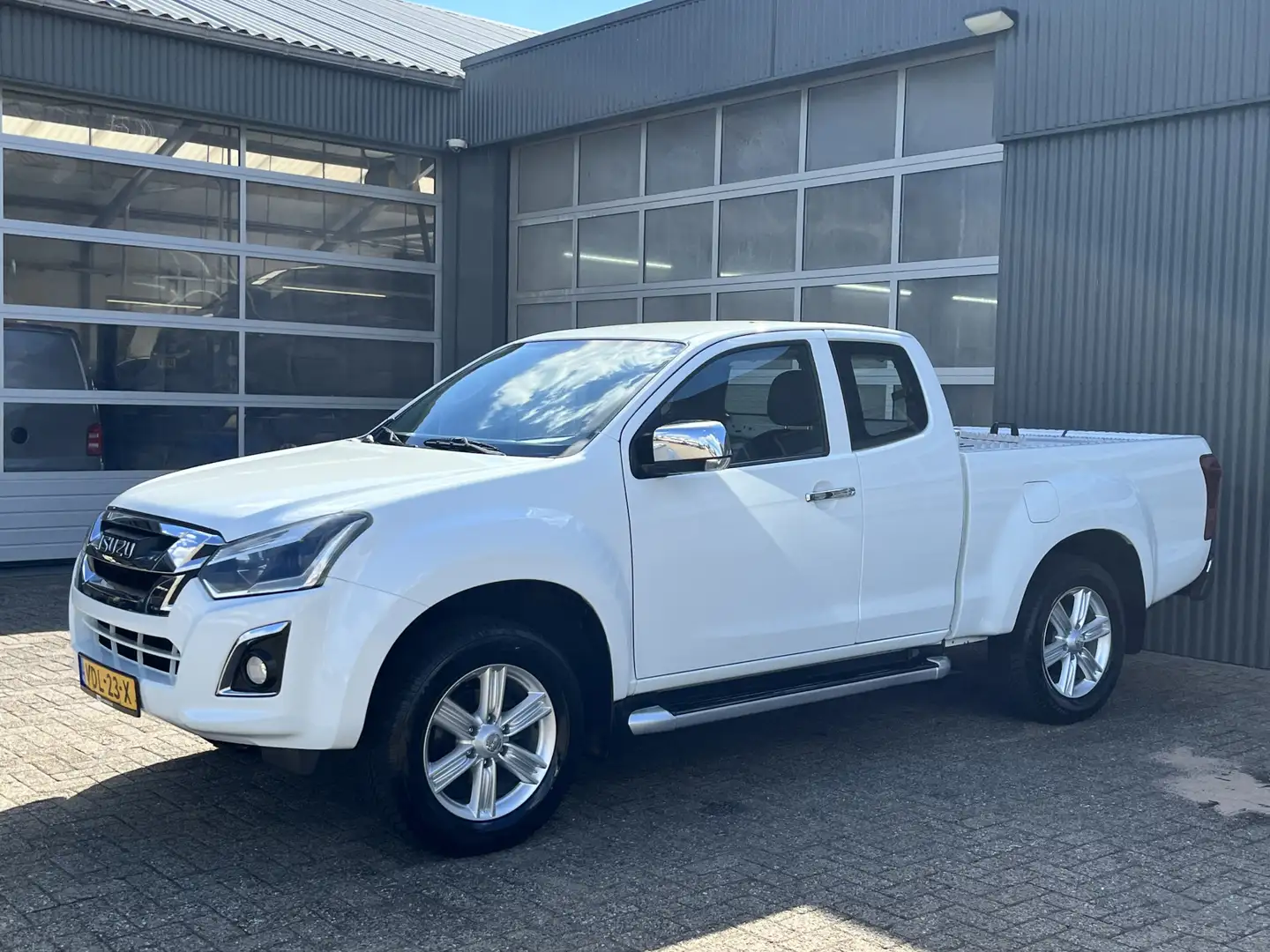 Isuzu D-Max 1.9 Extended Cab X-Country 164PK 3500kg trekgwicht Wit - 2