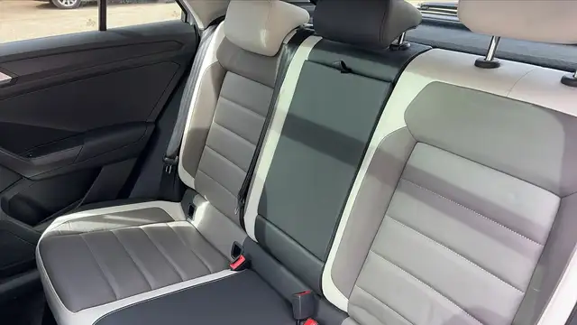 Volkswagen T-Roc view 9