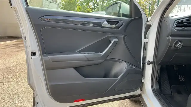 Volkswagen T-Roc view 7