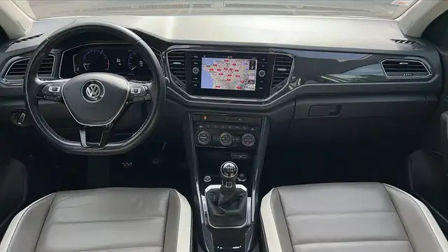Volkswagen T-Roc view 11