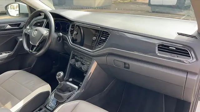 Volkswagen T-Roc view 10