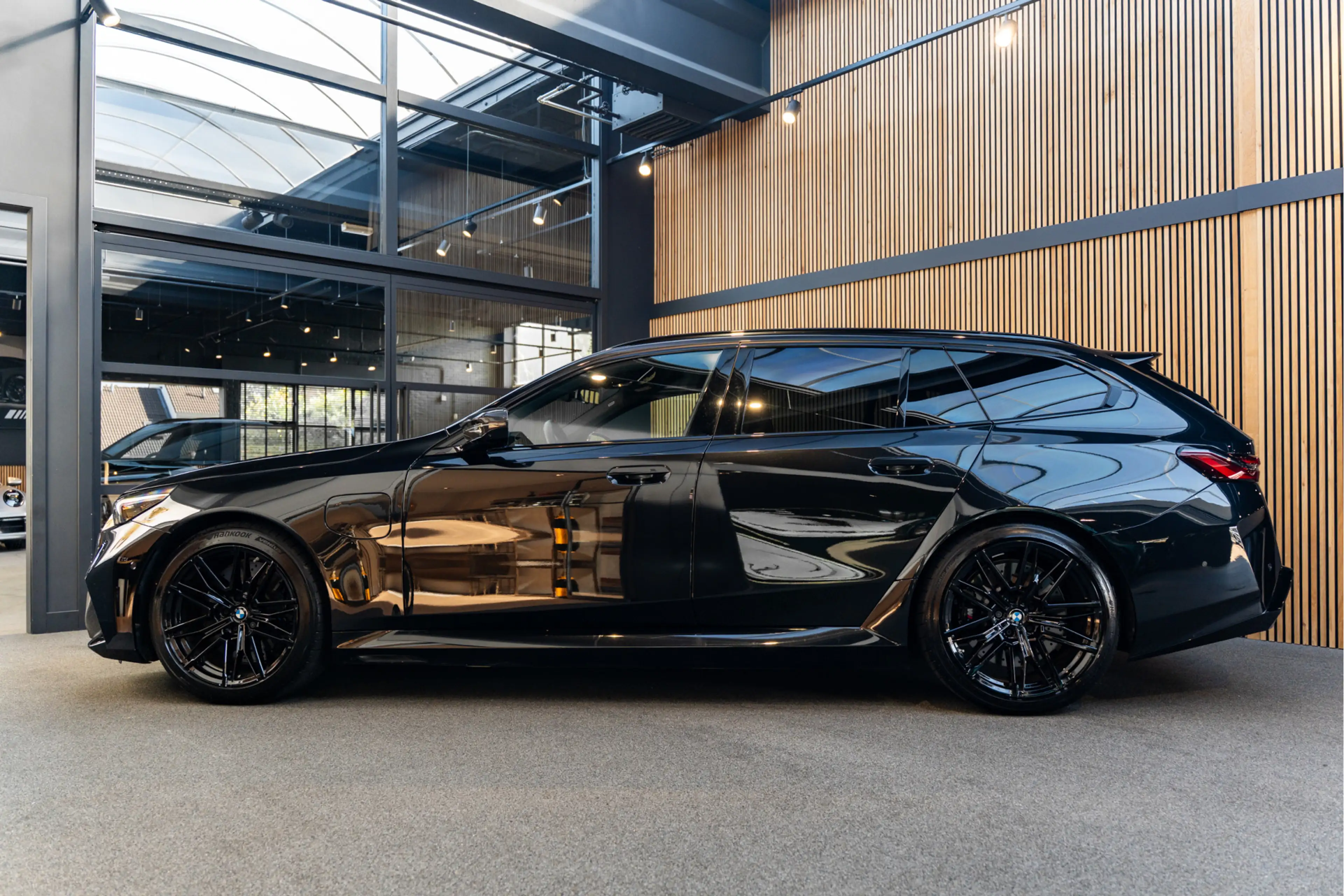 BMW M5 5-serie Touring B&W Pano Carbon — photo 2