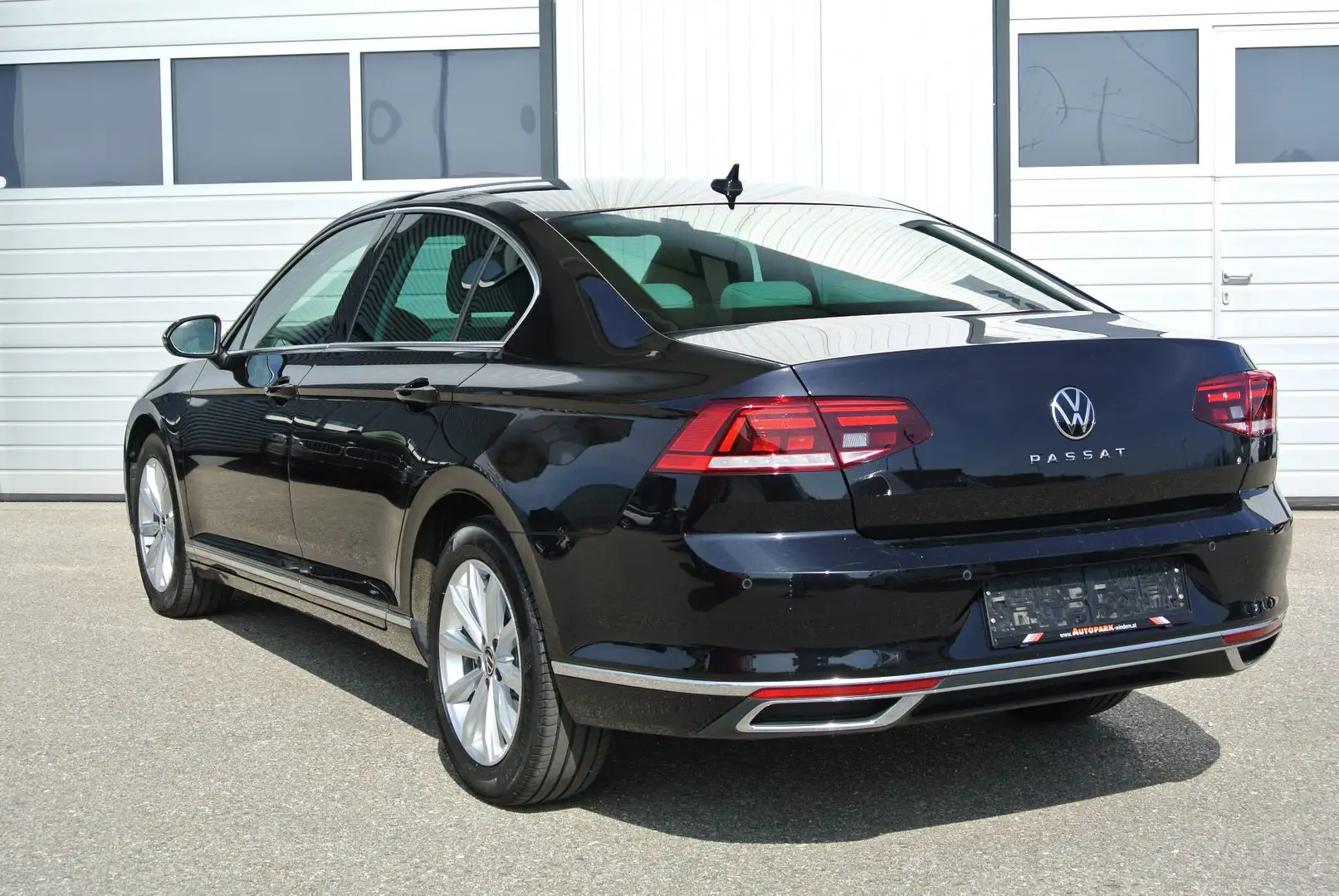Volkswagen Passat 2.0 TDI DSG Elegance ** LEDER * NAVI * LED * Negro - 2