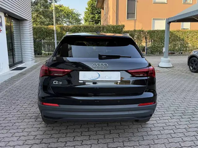 Audi Q3 view 6