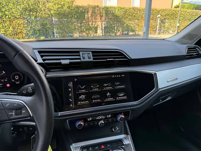 Audi Q3 view 14
