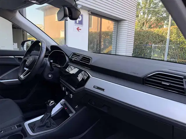 Audi Q3 view 26