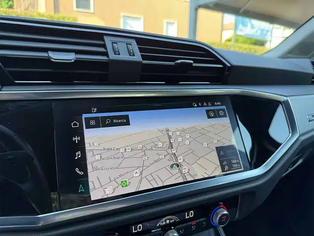 Audi Q3 view 23