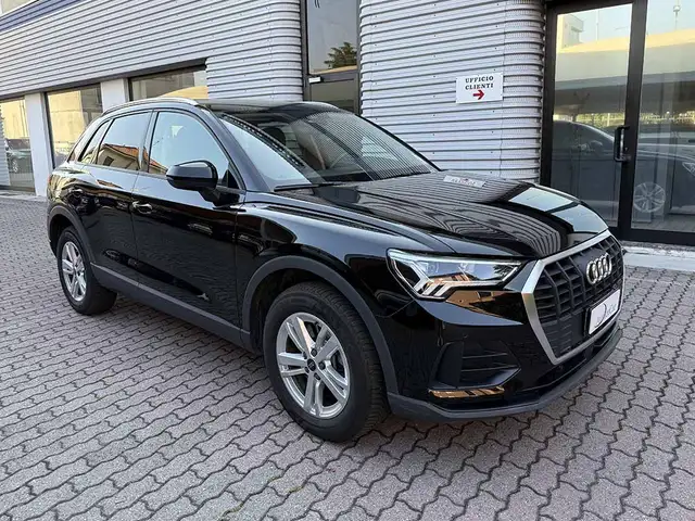 Audi Q3 view 3