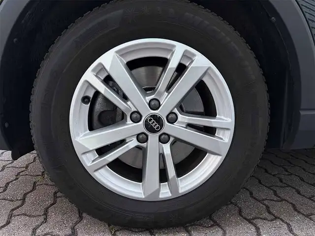Audi Q3 view 9
