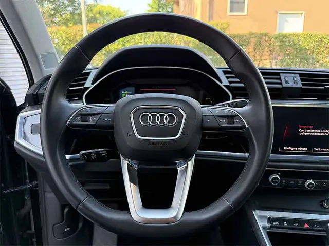 Audi Q3 view 11