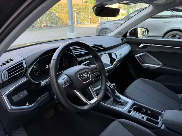 Audi Q3 view 10