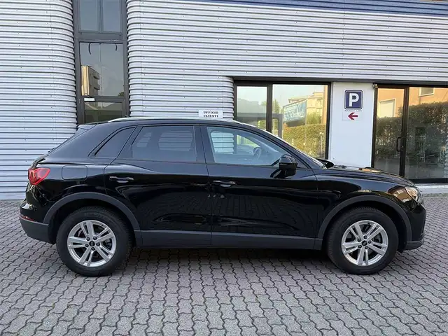 Audi Q3 view 4