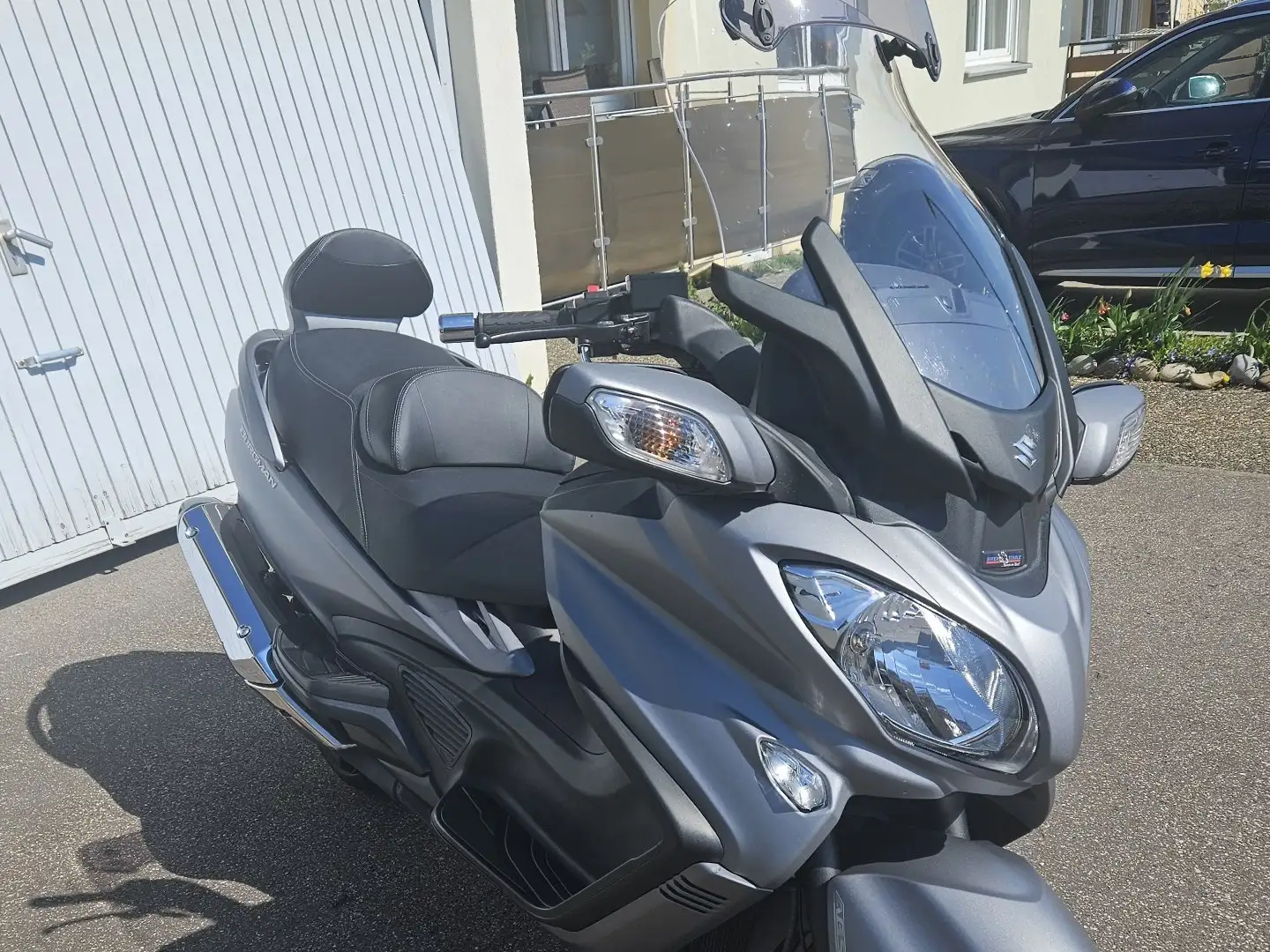 Suzuki Burgman 650 matt grau mit Hochwertigen Navigation System Šedá - 1