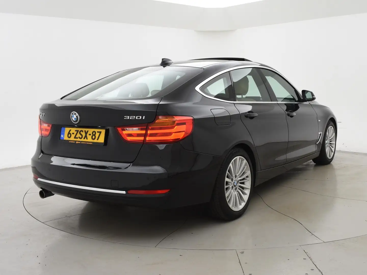 BMW 320 3-serie Gran Turismo 320i GT LUXURY + PANORAMA / N Zwart - 2