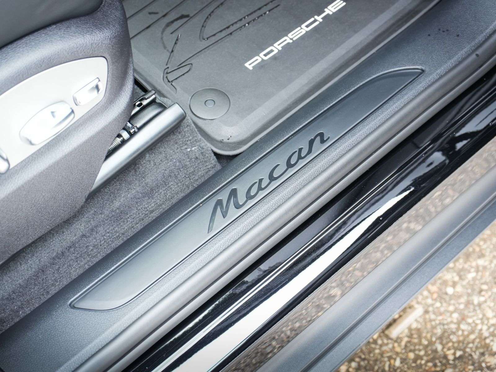 2026 Porsche Macan thumb 13