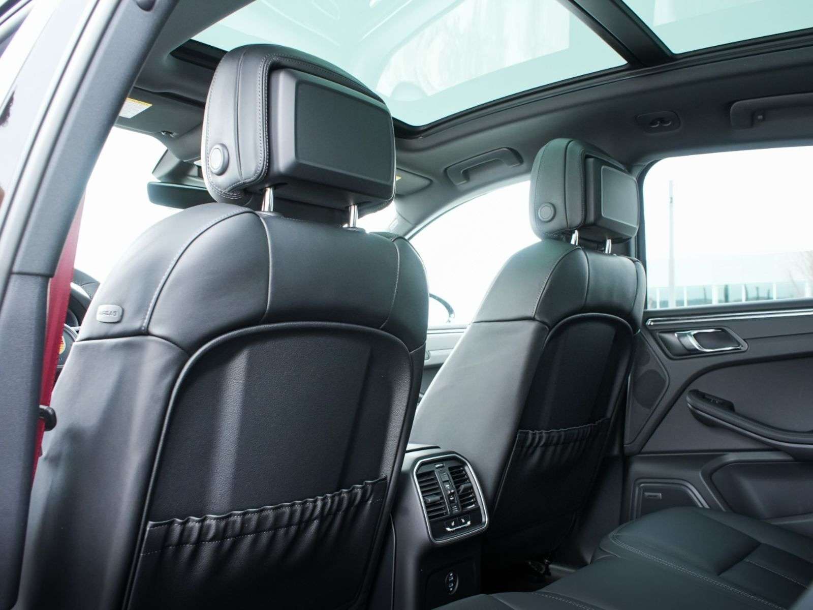 2026 Porsche Macan thumb 21