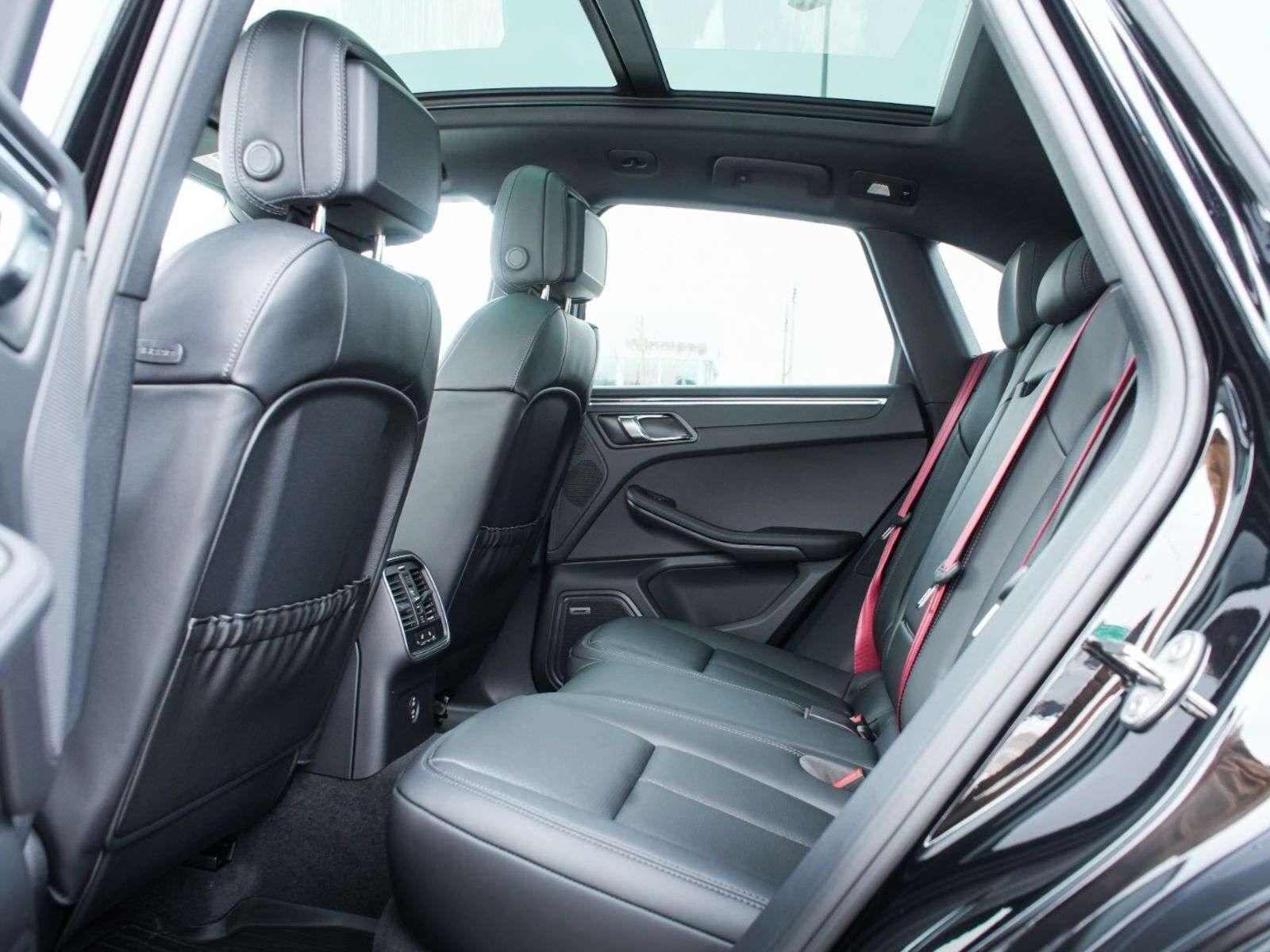 2026 Porsche Macan thumb 20