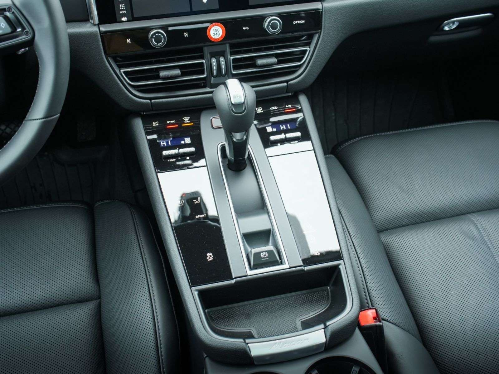 2026 Porsche Macan thumb 26