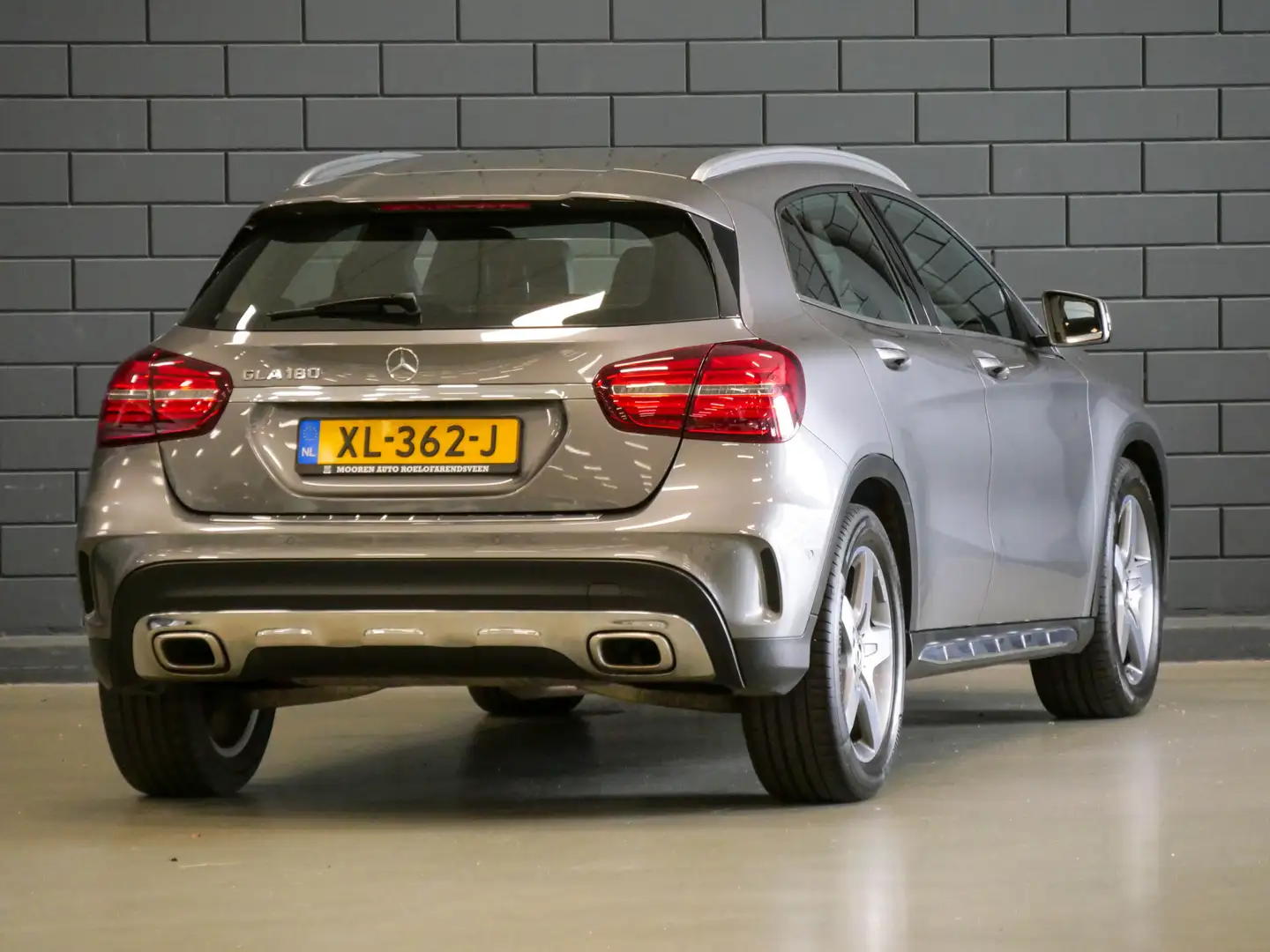 Mercedes-Benz GLA 180 Business Solution AMG | CAMERA | NAVIGATIE | Grijs - 2