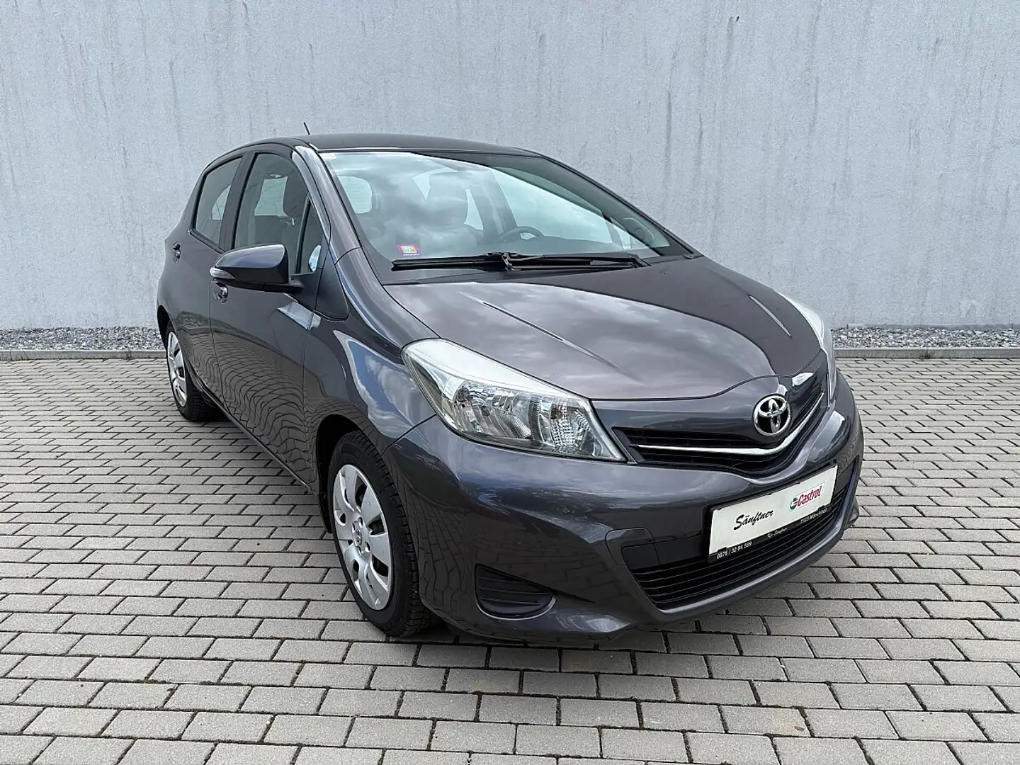 Toyota Yaris 1,0 VVT-i Active Grau - 1