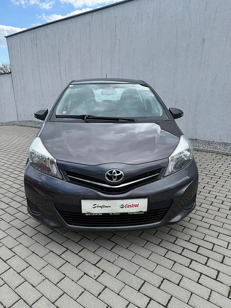 Toyota Yaris 1,0 VVT-i Active Grau - 2