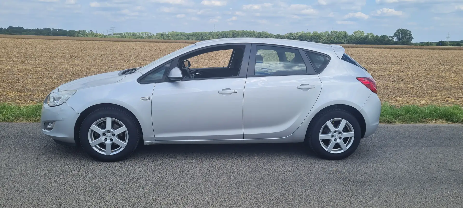 Opel Astra Astra 1.4 Turbo Sports Tourer Design Edition Stříbrná - 1