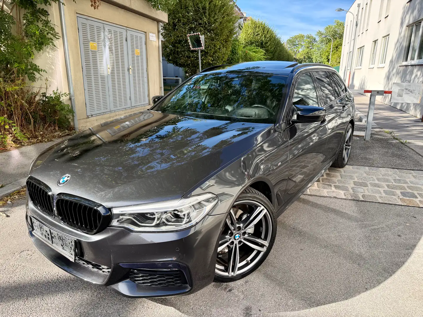 BMW 520 520d X-drive M-Paket Volle Ausstattung Grau - 1