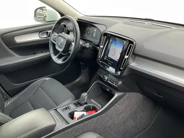 Volvo XC40 view 3