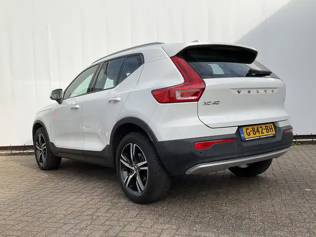 Volvo XC40 view 2