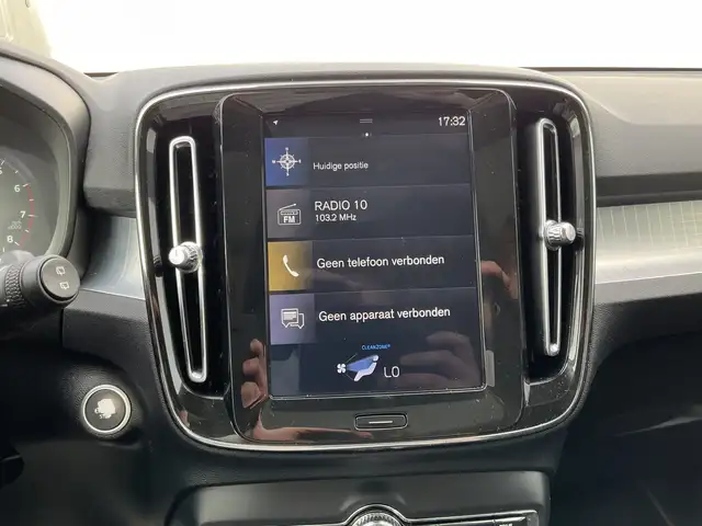 Volvo XC40 view 11