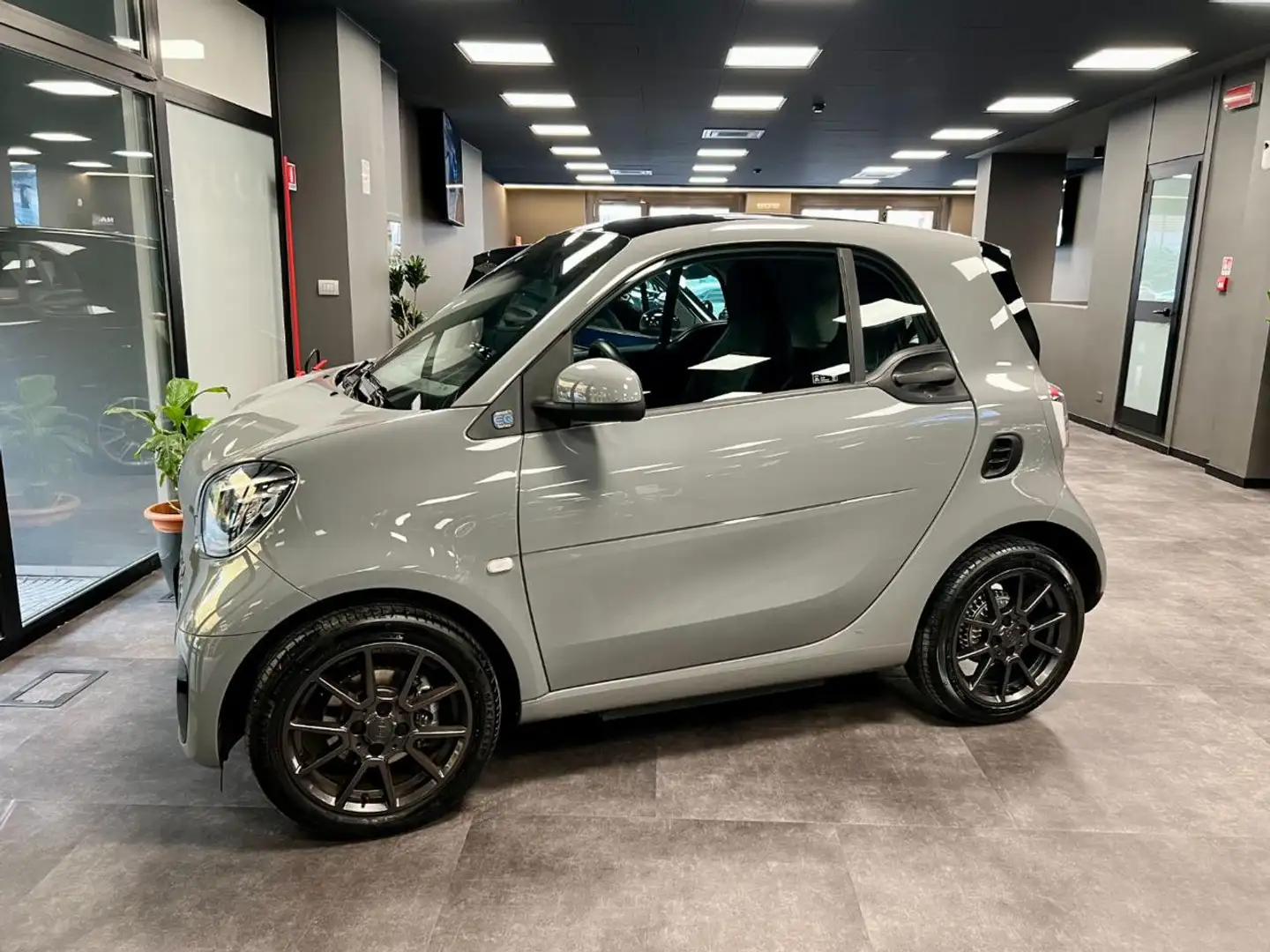 smart forTwo EQ Racingrey (22kW) Grau - 2