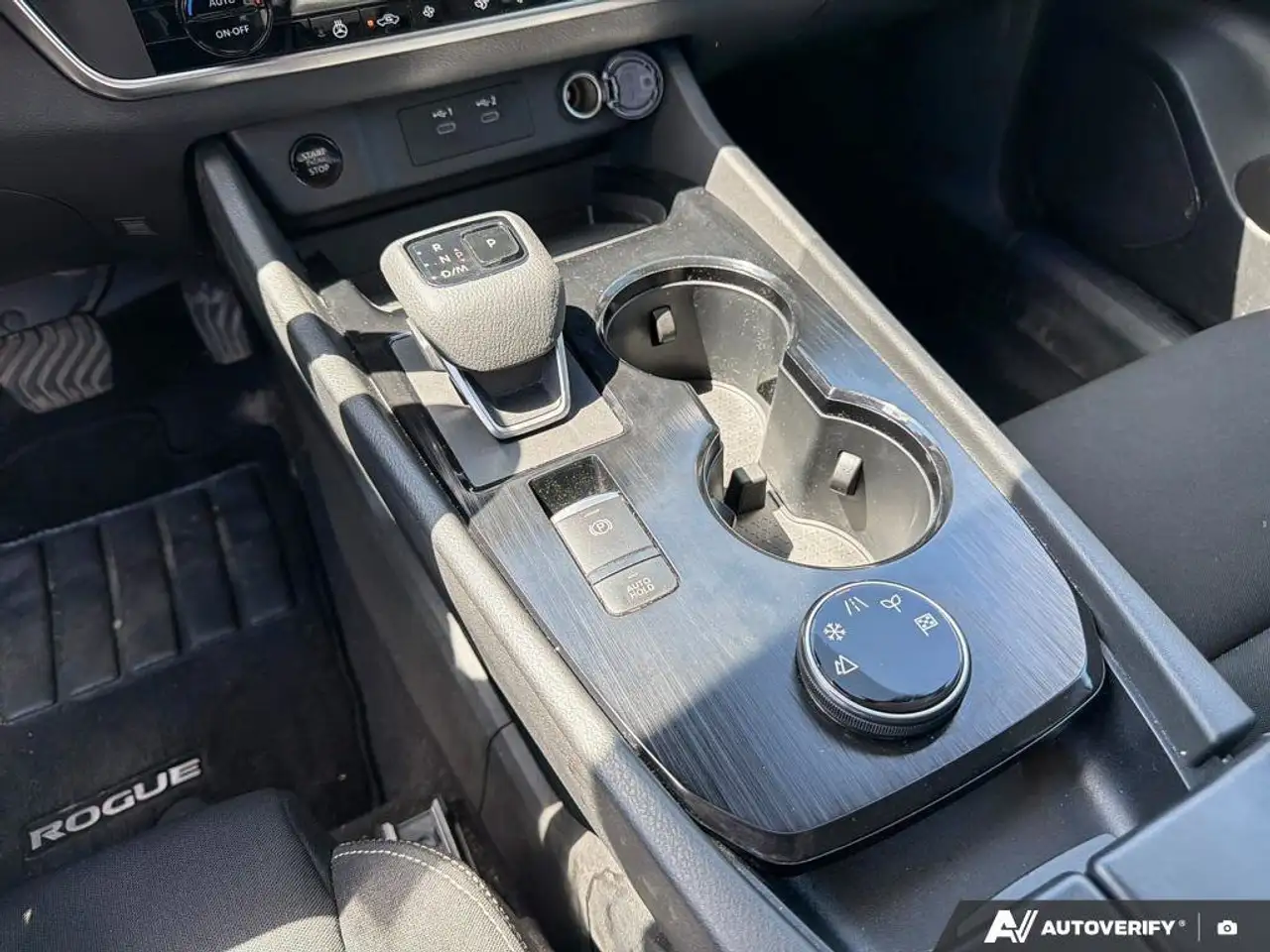 Nissan Rogue снимка Nissan Rogue