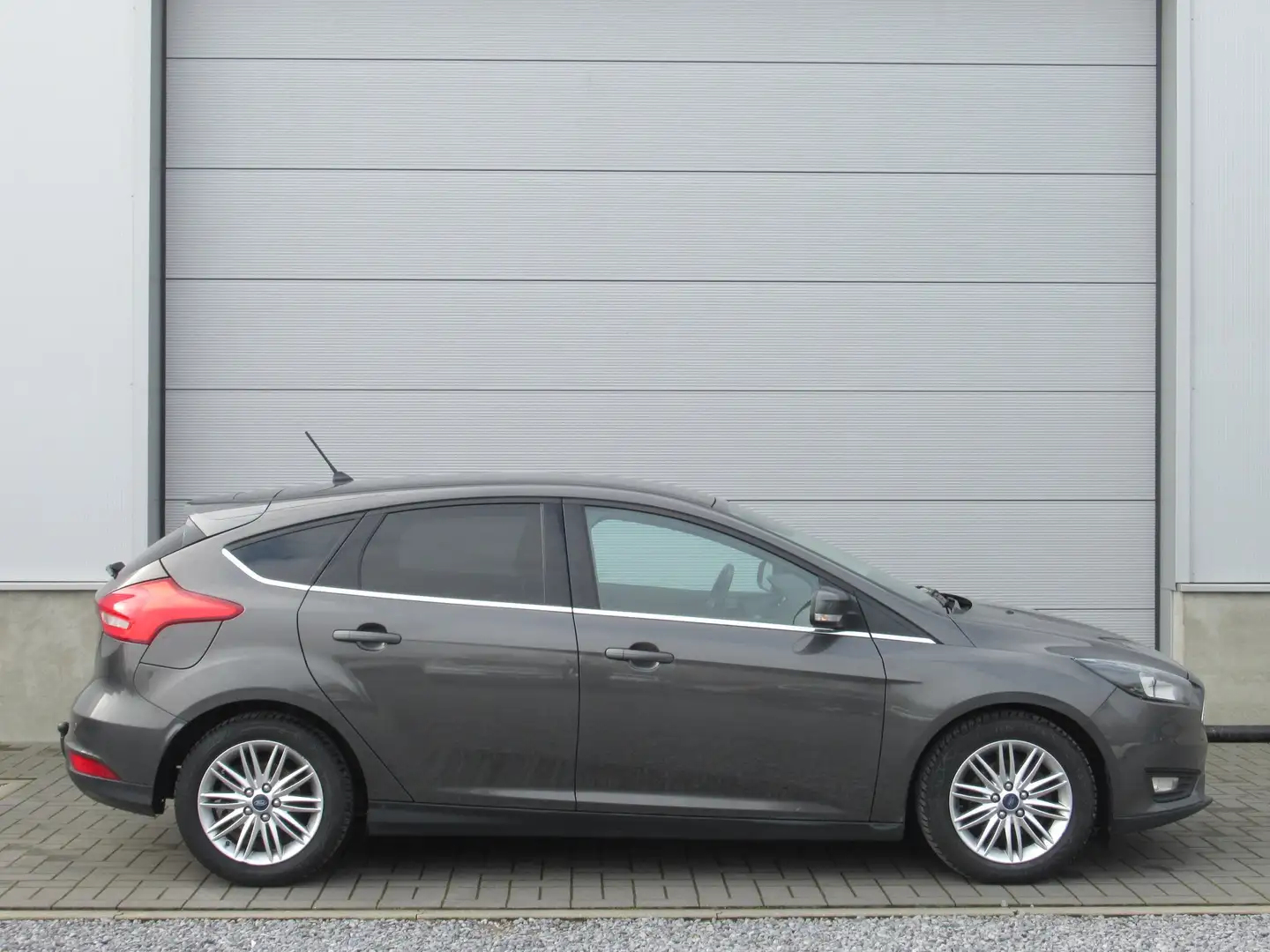 Ford Focus 1.5 TDCi Business / Navi / PDC / Cruise Control Gris - 2