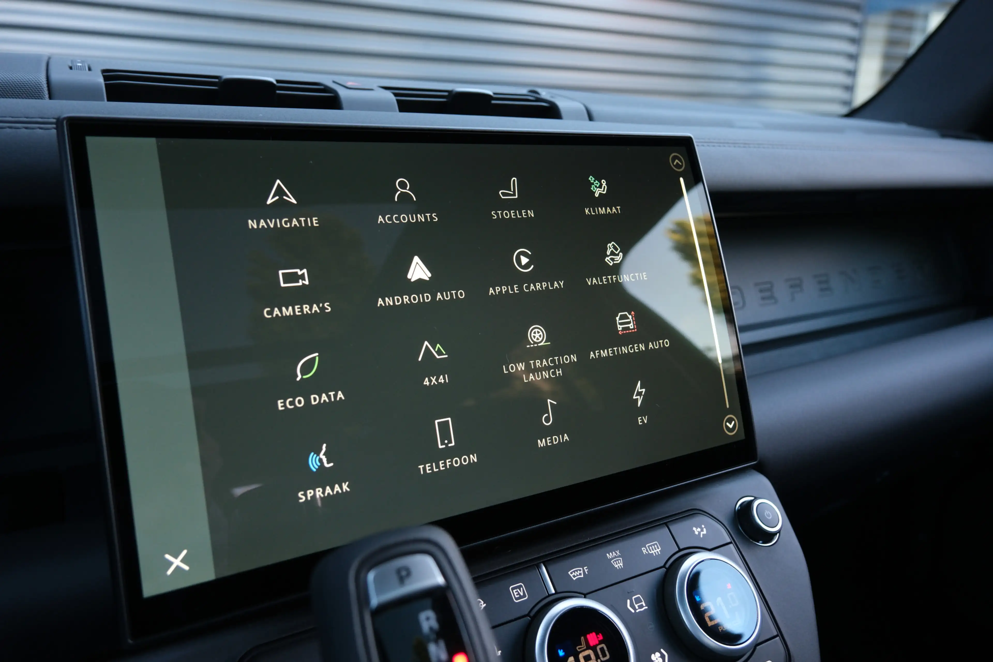 Land Rover Defender 110 P300e 110 X-Dynamic SE 5-Year Edition! | NP € — photo 32