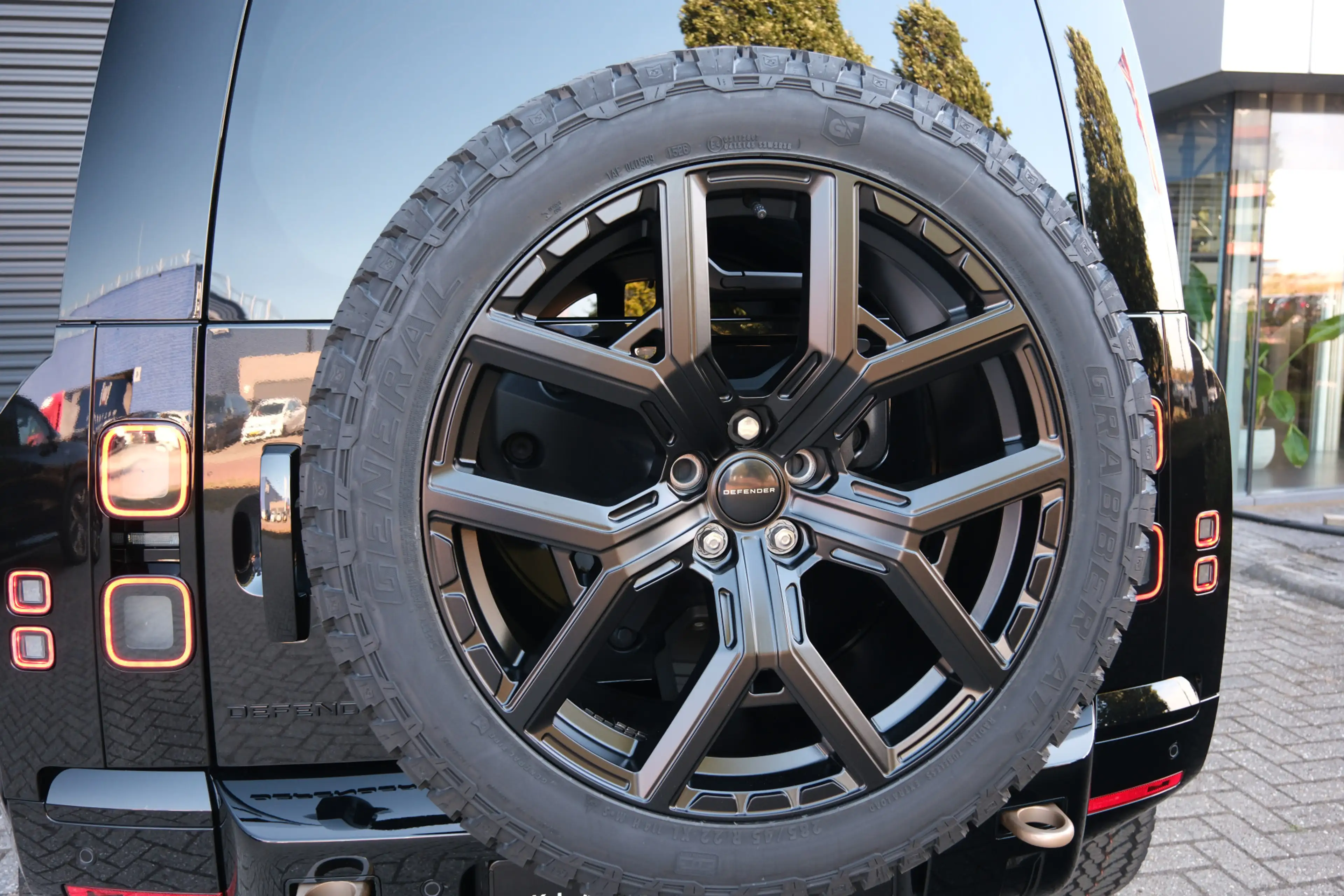 Land Rover Defender 110 P300e 110 X-Dynamic SE 5-Year Edition! | NP € — photo 24