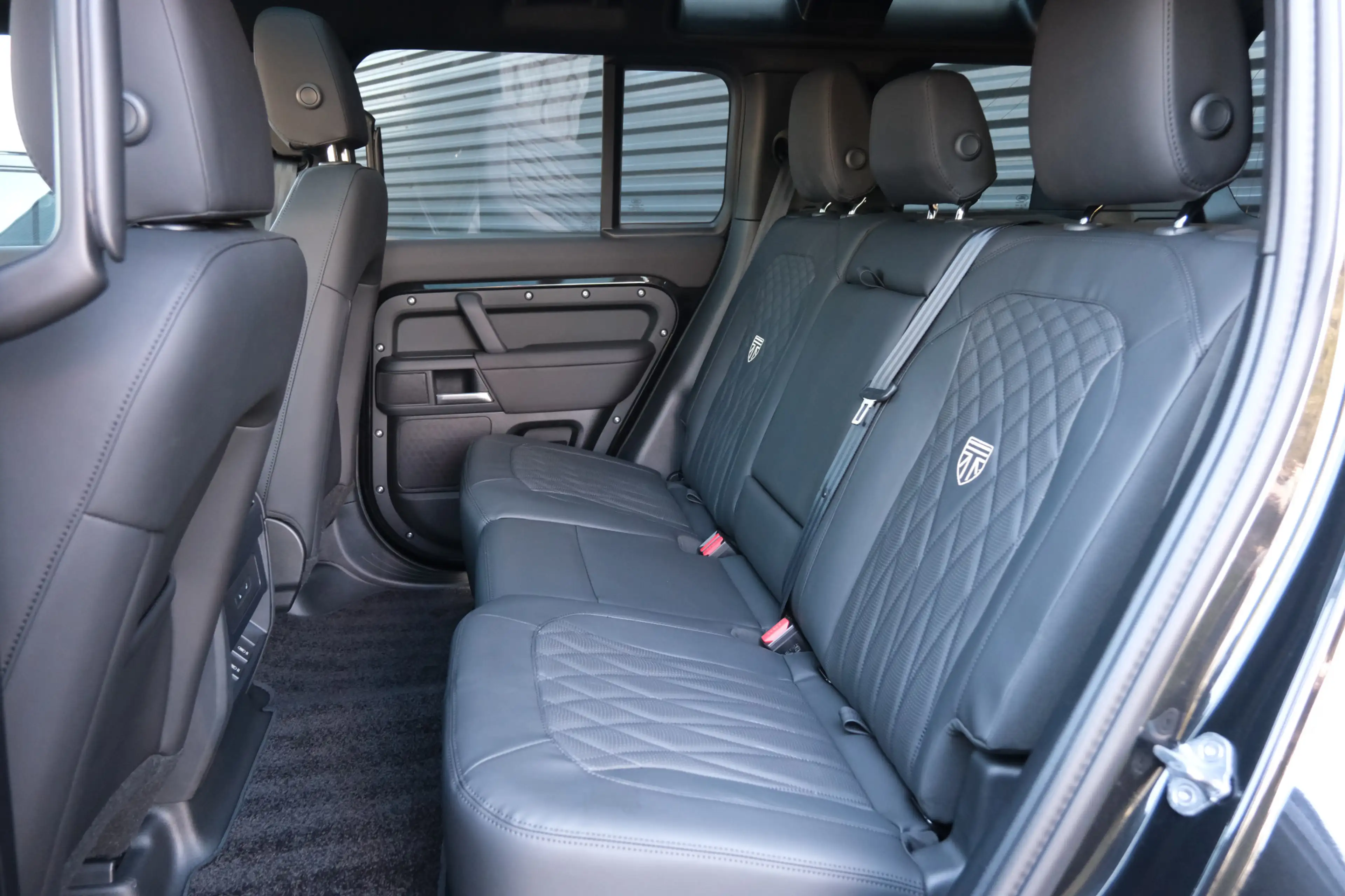 Land Rover Defender 110 P300e 110 X-Dynamic SE 5-Year Edition! | NP € — photo 5