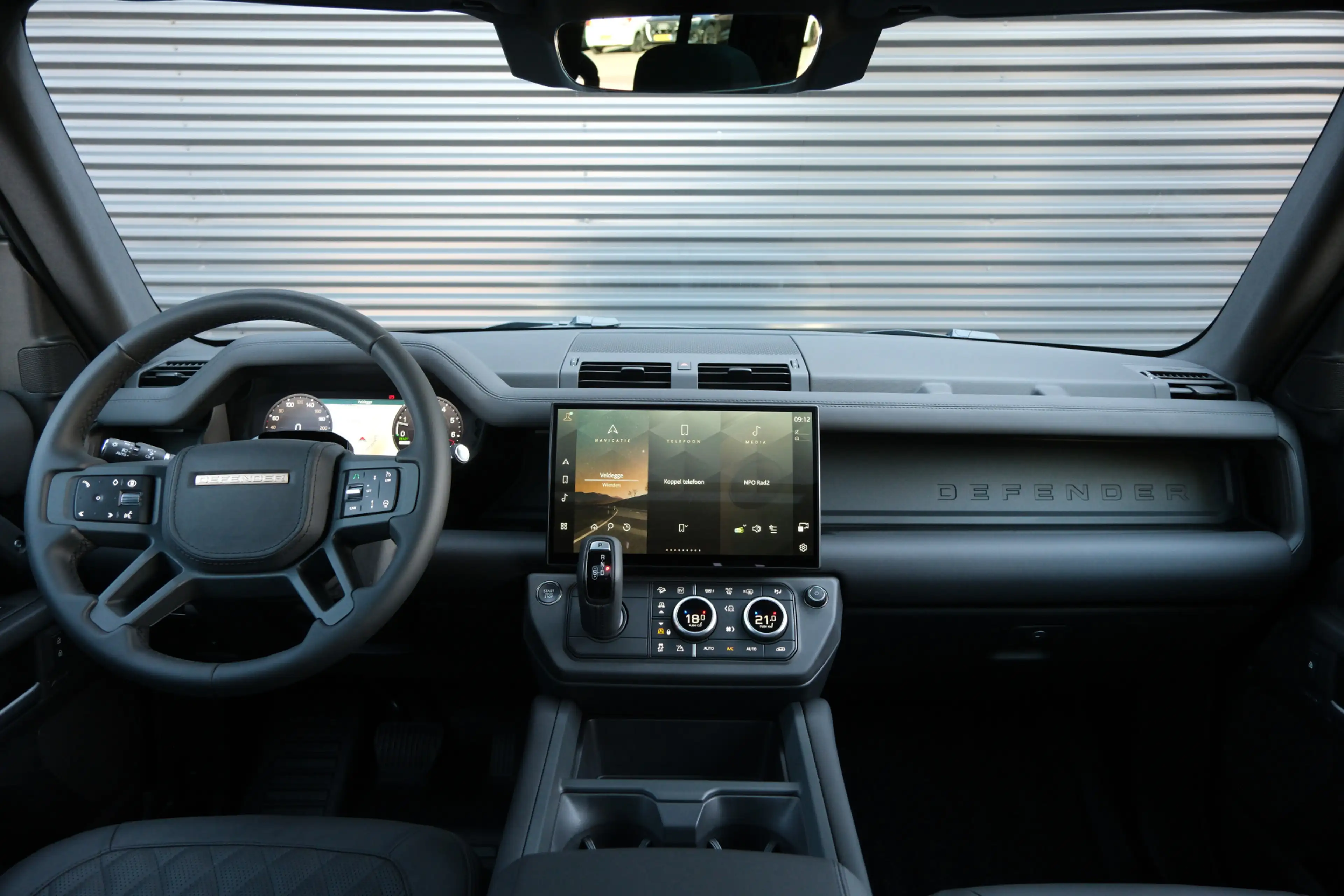 Land Rover Defender 110 P300e 110 X-Dynamic SE 5-Year Edition! | NP € — photo 3