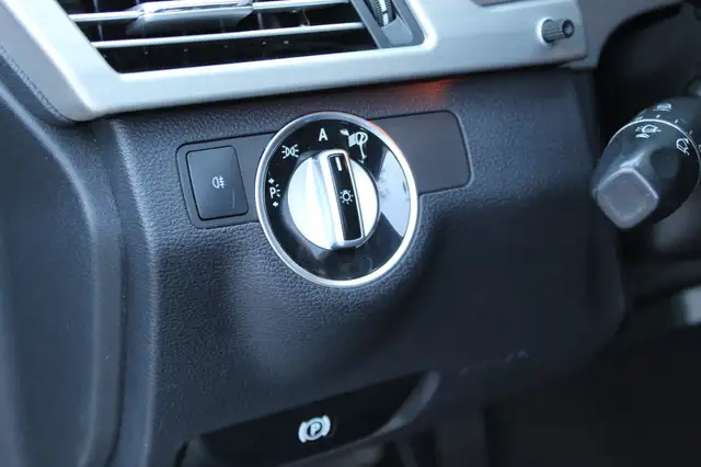 Mercedes-Benz 220 view 10