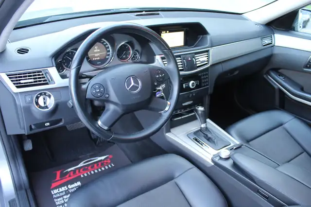 Mercedes-Benz 220 view 8