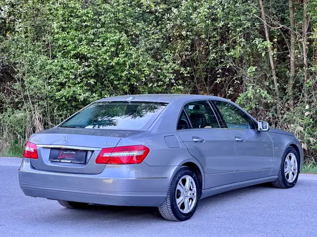 Mercedes-Benz 220 view 5