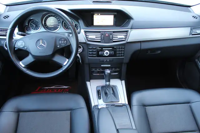 Mercedes-Benz 220 view 9