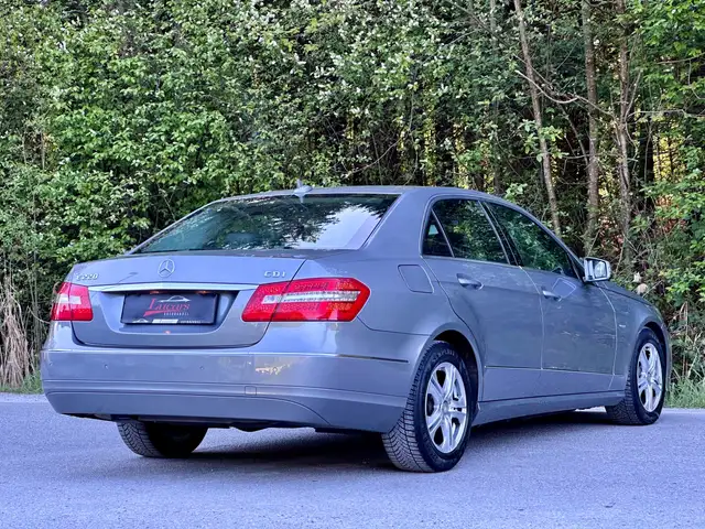 Mercedes-Benz 220 view 2